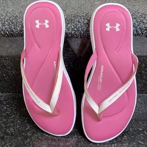 Women’s Under Armour slightly worn pink flip flops